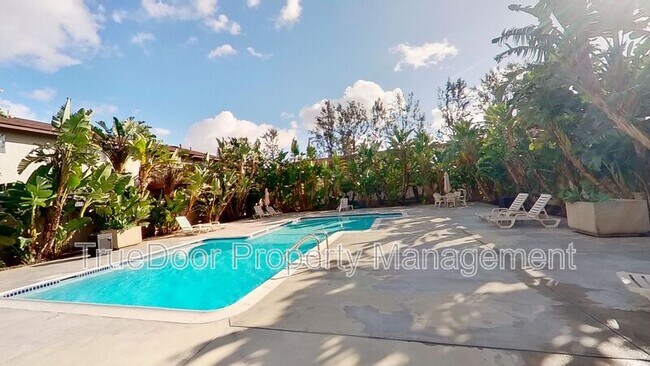 Building Photo - 533 N.Tustin Ave.