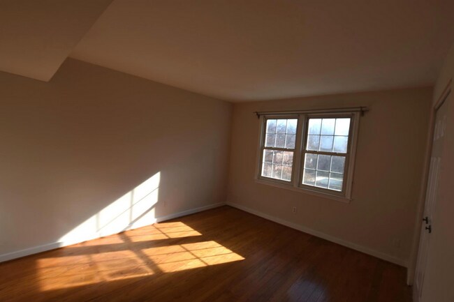 Building Photo - Spacious 2 Bedroom Apartment w/ Washer|Dry...