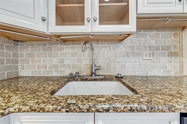 Building Photo - 2833 Orange Tree Cir N