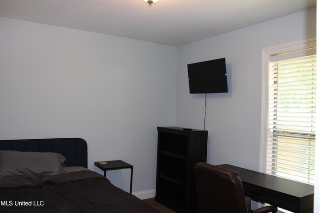 Building Photo - 900 Clubhouse Dr