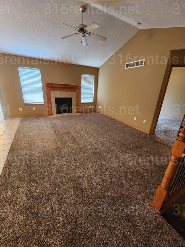 Building Photo - $1,650 - 3 bedroom / 3 bathroom - Single F...