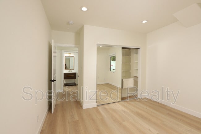 Building Photo - 1827 Hill Dr