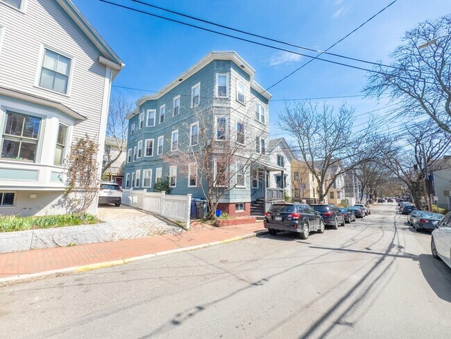 Building Photo - 589 Franklin St