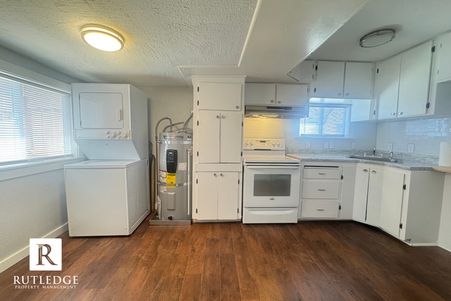 Building Photo - Cute & Cozy Cottage 1 Bedroom / 1 Bath - New Remodel