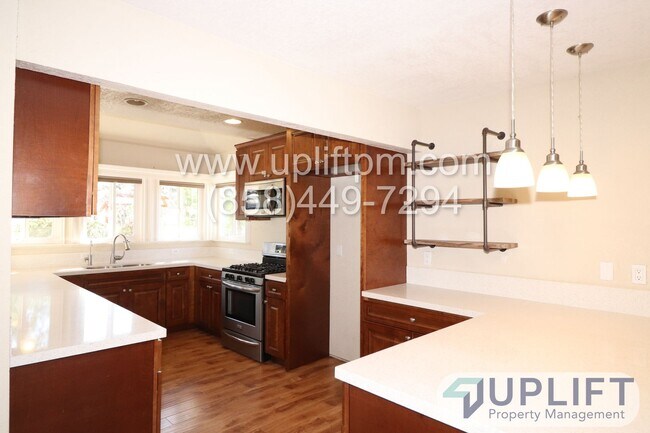 Building Photo - 4 Bedroom 2 Bathroom with Garage and Green...