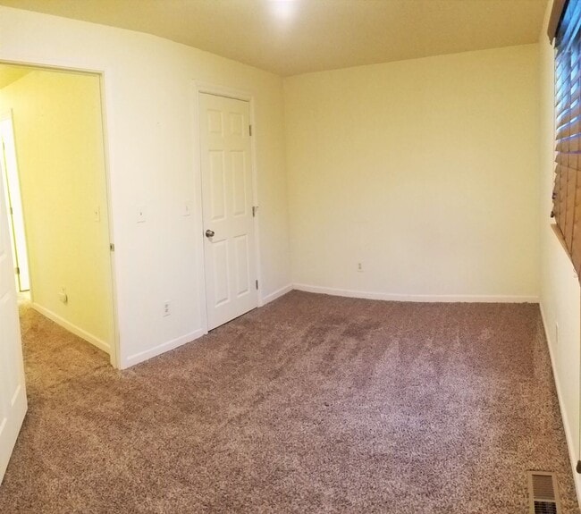 Building Photo - Spacious 4-Bedroom Home with Fenced Yard &...