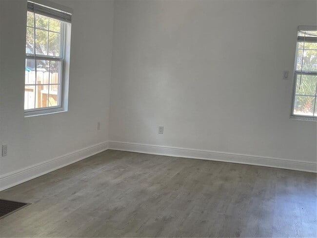Building Photo - 114 W Amelia Ave