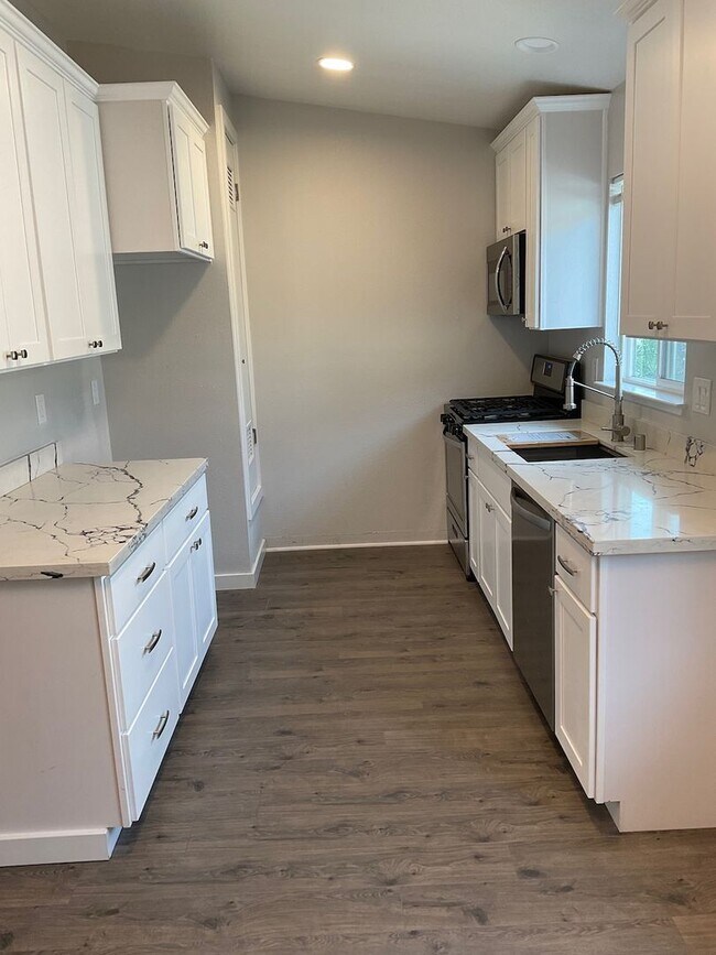 Building Photo - Nicely remodeled 1bd apt close to downtown