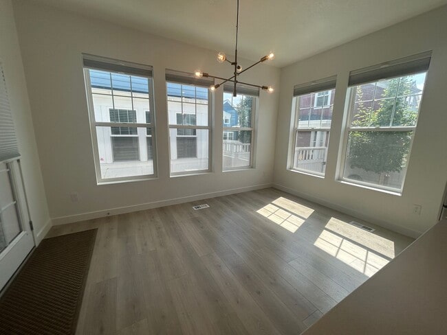 Building Photo - Amazing 4 Bed, 3.5 Daybreak Home with Office