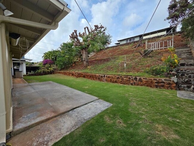 Building Photo - Momilani: 3 bedroom 1.5 bath duplex house w/ 2 car Tandem parking