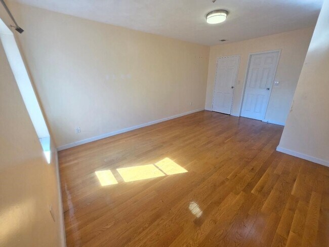 Building Photo - 123 Elm St