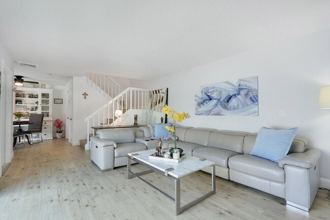 Building Photo - 1614 16th Ln