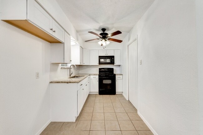 Building Photo - Completely renovated charming 3-Bed, 2-Bat...