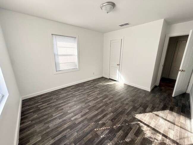 Building Photo - 4-bed, 3-bath, HUGE yard!