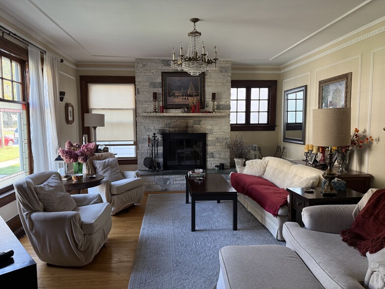 Building Photo - 519 E Monroe St