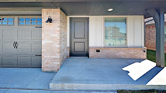 Building Photo - 2 Bedroom, 2 Bathroom, 1 Car Garage Duplex...