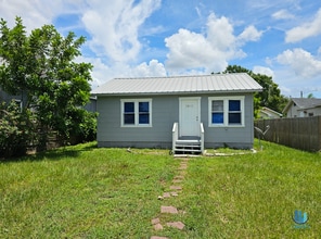 Building Photo - Beautiful 2 Bedrooms 1 Bathroom Home for R...