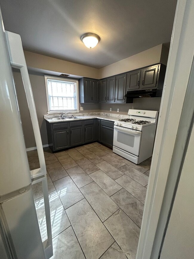 Building Photo - COZY HOME LOCATED CLOSE TO EVERYTHING!