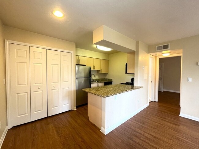Building Photo - 1 bed, 1 bath located in Corona!