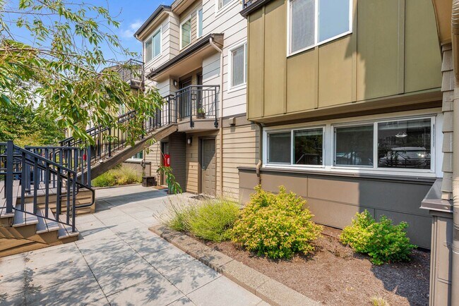 Building Photo - Bright & Updated 2BR Townhome in the Heart of Redmond – Near Light Rail & Marymoor Park