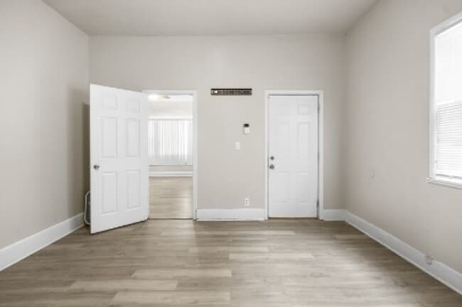 Building Photo - Accepting Section 8! 4 Bed 2 Bath!