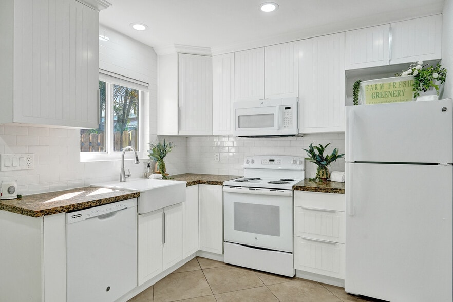 Building Photo - 3033 NE 20th Ter