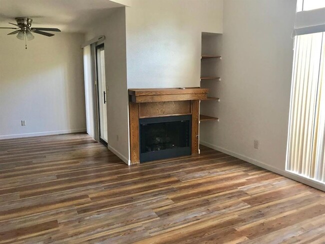 Building Photo - Beautifully Updated 2 Bed 1.5 Bath Condo i...