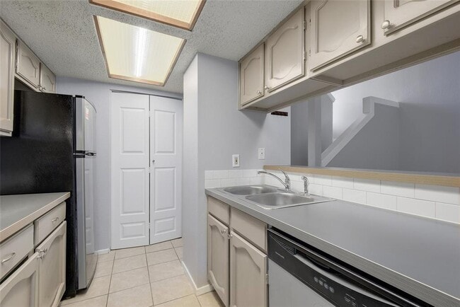 Building Photo - 1800 Cinnamon Path