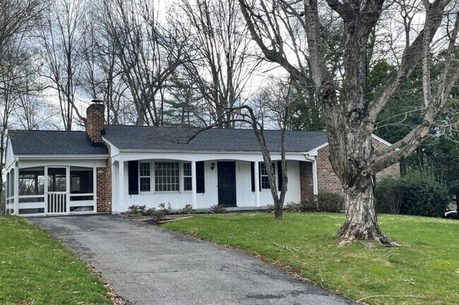 Building Photo - 2047 Overbrook Rd