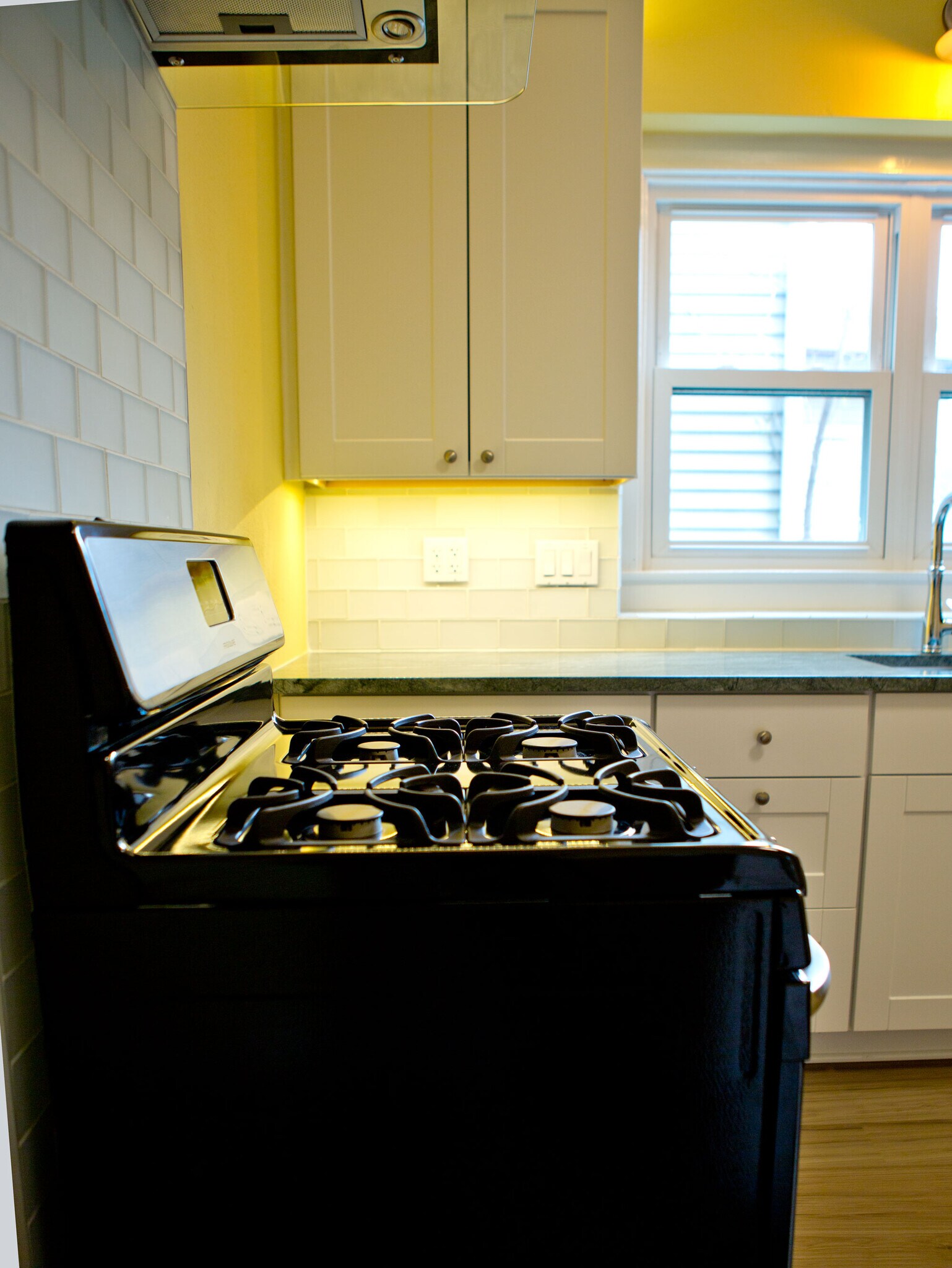 Building Photo - 225 Buell St