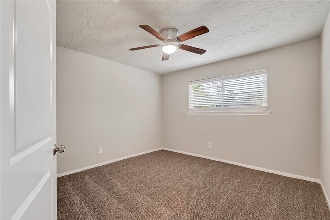 Building Photo - 2402 Oak Shores Dr