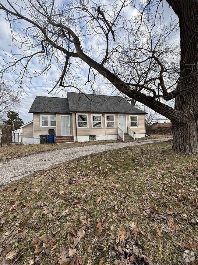 Building Photo - COZY 4 BEDROOM CAPE COD