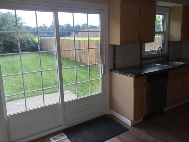 Building Photo - 3 bedroom 1.5 bath townhouse