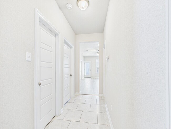 Building Photo - 2505 Meyer Cv