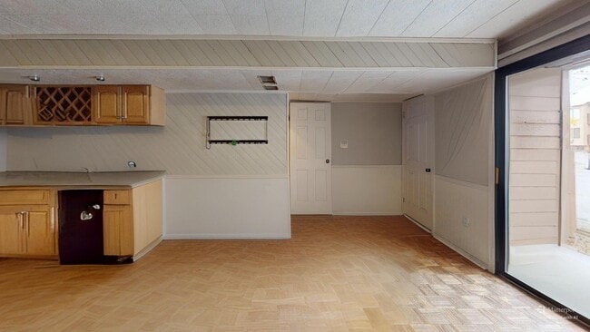 Building Photo - 449 S Wright St