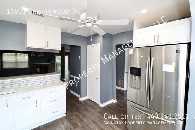 Building Photo - Updated End Unit Townhome W/ Fenced in Yard!