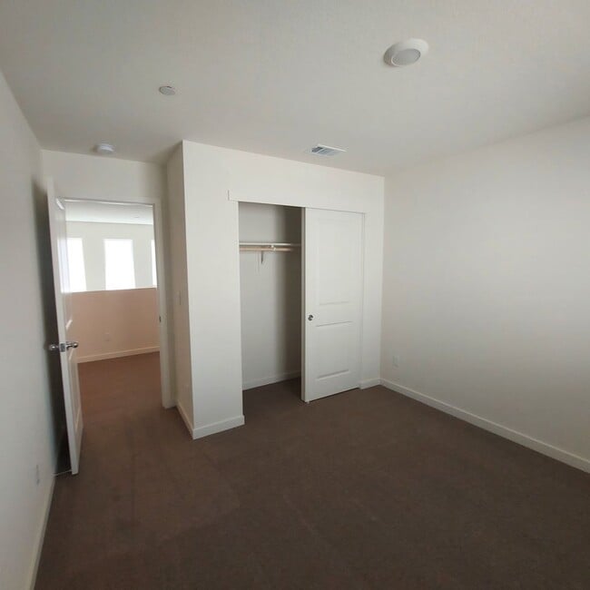 Building Photo - Newer 4 Bedroom, 2.5 bath home in West Roseville/DR Horton Built!