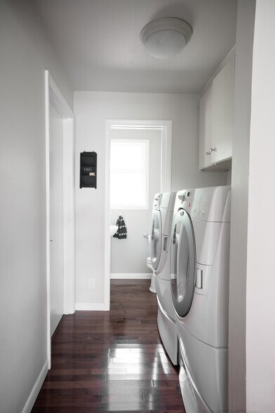 Building Photo - 12650 SW Park Way