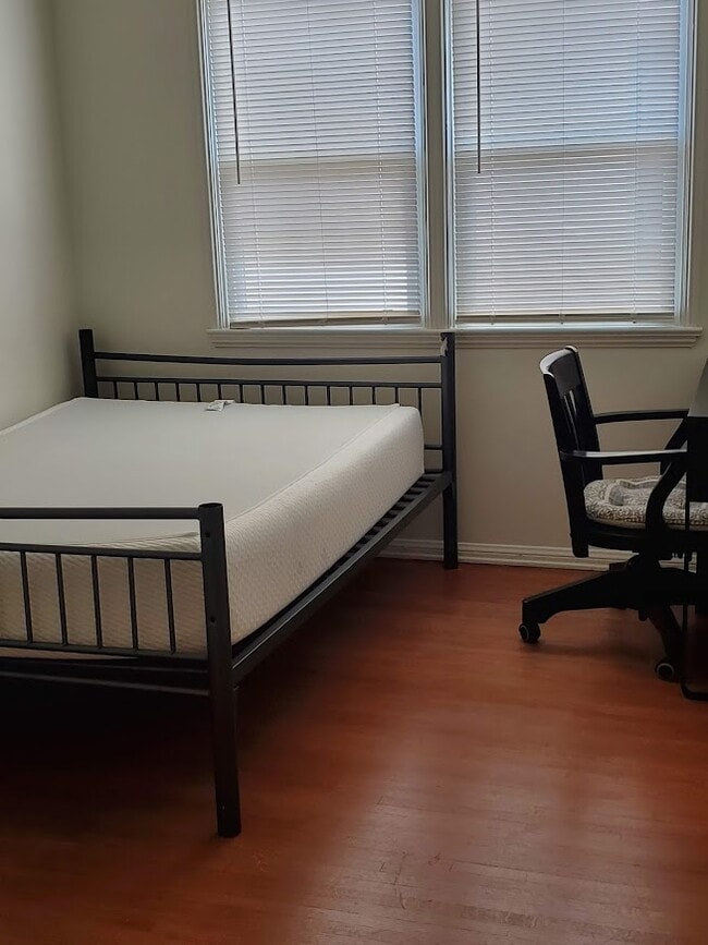 Building Photo - 8437 Naylor Ave