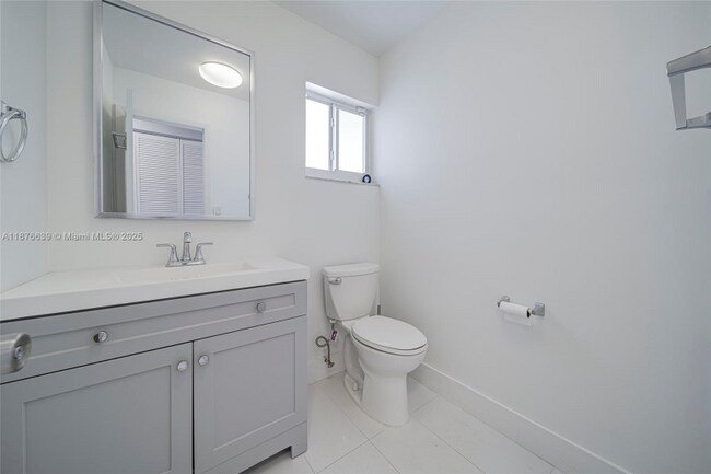Building Photo - 621 SW 99th Pl