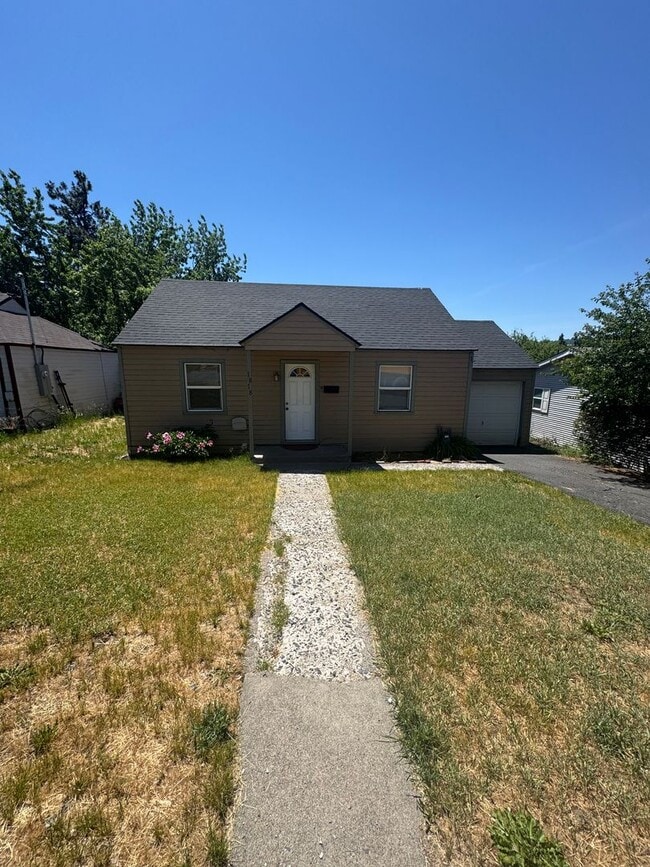 Building Photo - 2 bed 1 bath house in great neighborhood -...