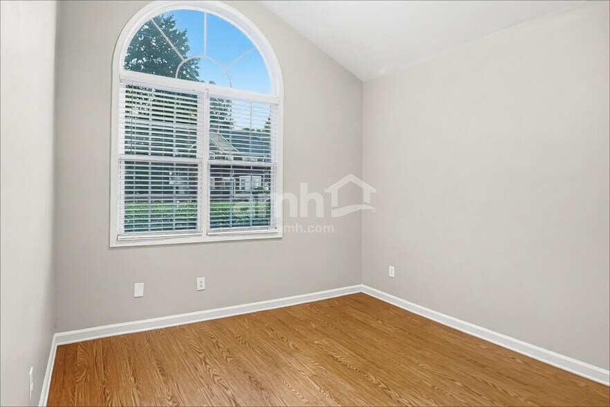 Building Photo - 960 Fountain Glen Dr