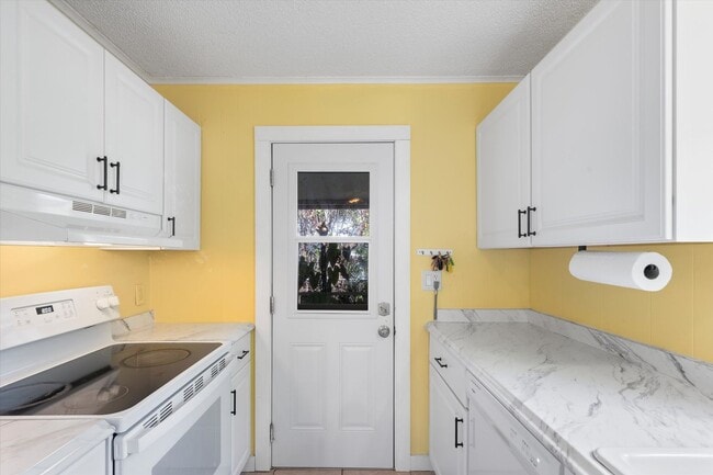 Building Photo - Charming 2-Bedroom Home for Rent in Big Pine Key