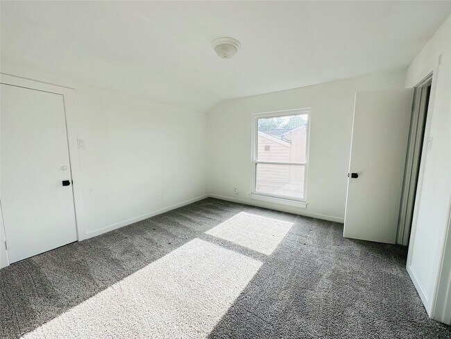 Building Photo - 3202 La Quinta Dr