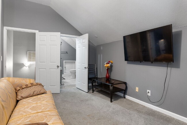 Building Photo - 2 Bed 2 Bath Garage Apartment in La Vergne