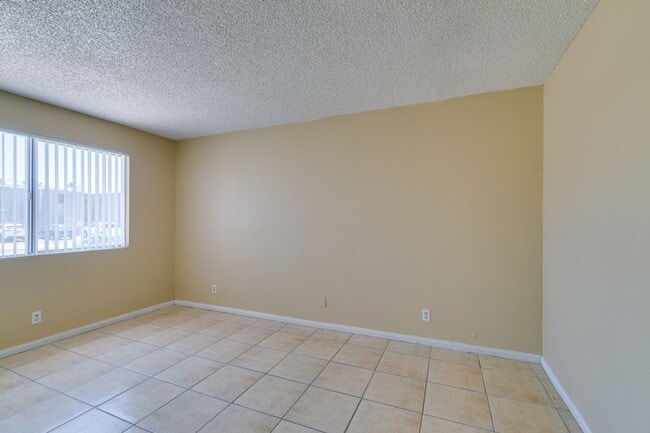 Building Photo - Cozy 2BR/2BA in Spring Valley Near the Strip