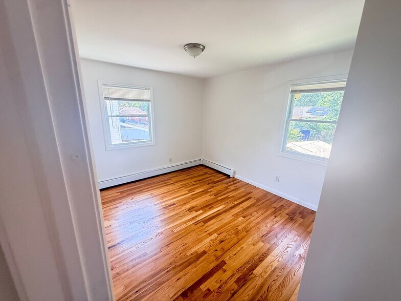 Building Photo - 10 Park Cir