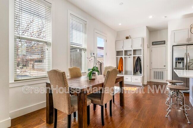 Building Photo - 636 SW B St