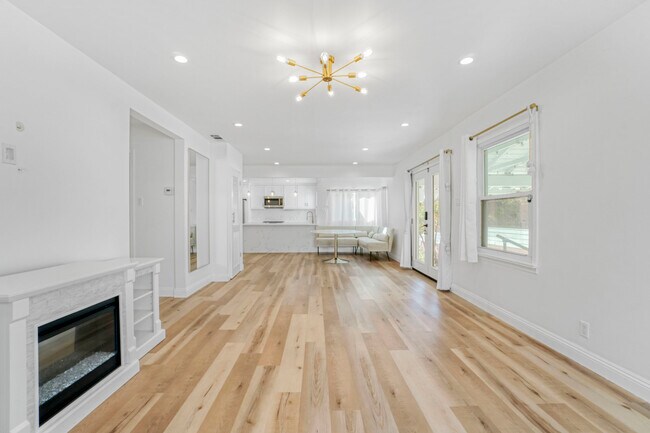 Building Photo - 1524 E Mariposa Ave