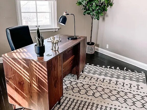 Building Photo - 925 S Hanley Rd